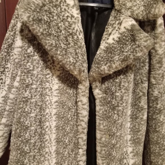 Faux fur coat - Picture 4 of 4